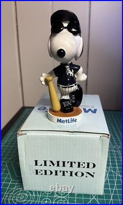 New York Yankees Snoopy Bobblehead SGA 2012 Metlife Peanuts