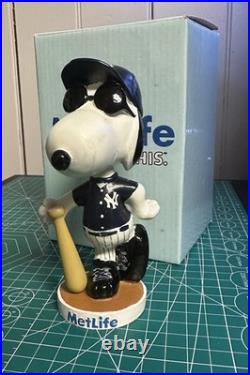 New York Yankees Snoopy Bobblehead SGA 2012 Metlife Peanuts